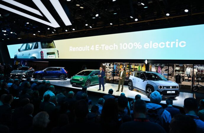 Renault a găsit soluția în implementarea unei strategii privind tranziția către mașinile ELECTRICE. Se va axa pe producția modelelor hibride Renault a găsit soluția în implementarea unei strategii privind tranziția către mașinile ELECTRICE. Se va axa pe producția modelelor hibride