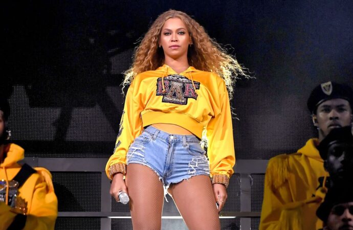 Beyoncé se alătură Kamalei Harris la mitingul din Houston Beyoncé se alătură Kamalei Harris la mitingul din Houston