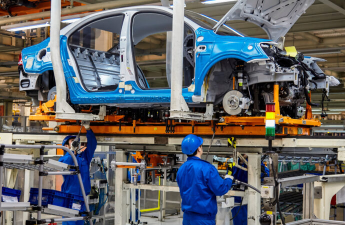 Pentru prima dată în istoria sa de 87 de ani, o mare companie AUTO anunță că va închide fabrici. România va fi grav afectată Pentru prima dată în istoria sa de 87 de ani, o mare companie AUTO anunță că va închide fabrici. România va fi grav afectată
