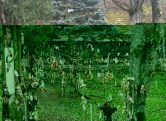 Un ceh și-a umput curtea e figurine horror ca să alunge răul Un ceh și-a umput curtea e figurine horror ca să alunge răul