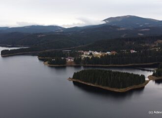 Lacul Oașa, „mărgăritarul” de pe Transalpina. Colțul de rai al lui Sadoveanu, ascuns în creierii Munților Șureanu