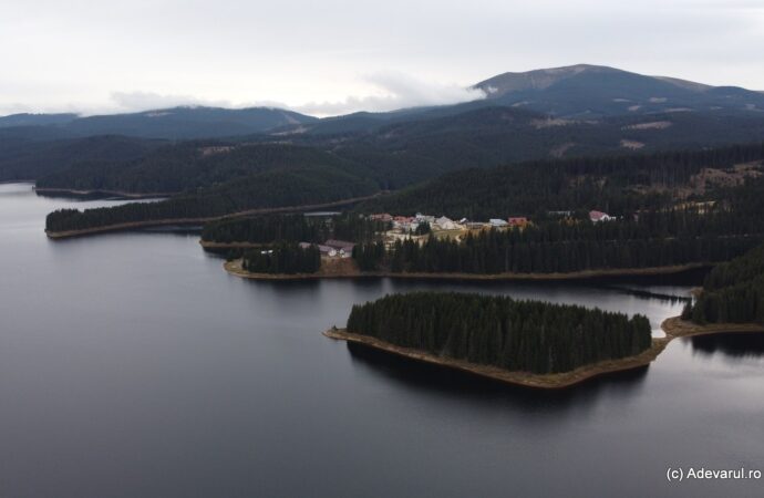 Lacul Oașa, „mărgăritarul” de pe Transalpina. Colțul de rai al lui Sadoveanu, ascuns în creierii Munților Șureanu Lacul Oașa, „mărgăritarul” de pe Transalpina. Colțul de rai al lui Sadoveanu, ascuns în creierii Munților Șureanu