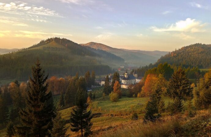 Cât costă un sejur de Crăciun în Bucovina. Regiunea pitorească, preferată de iubitorii de tradiții Cât costă un sejur de Crăciun în Bucovina. Regiunea pitorească, preferată de iubitorii de tradiții
