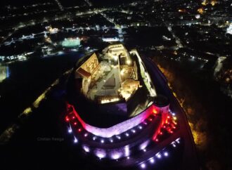 Mare cetate din vestul României, de nerecunoscut noaptea. Cum arată după ce a fost iluminată ambiental Mare cetate din vestul României, de nerecunoscut noaptea. Cum arată după ce a fost iluminată ambiental