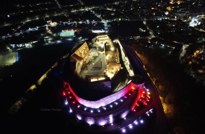 Mare cetate din vestul României, de nerecunoscut noaptea. Cum arată după ce a fost iluminată ambiental Mare cetate din vestul României, de nerecunoscut noaptea. Cum arată după ce a fost iluminată ambiental