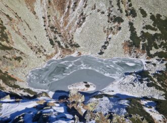 Cel mai frumos lac glaciar din Retezat a înghețat. Imagini spectaculoase cu Tăul Țapului, aflat la peste 2.000 de metri
