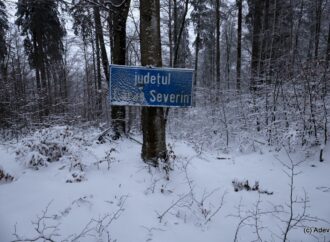 Ținutul zăpezilor din Munții Poiana Ruscă, traversat de drumul marmurei. Șoseaua se oprește în mijlocul pădurii, într-un loc de poveste Ținutul zăpezilor din Munții Poiana Ruscă, traversat de drumul marmurei. Șoseaua se oprește în mijlocul pădurii, într-un loc de poveste
