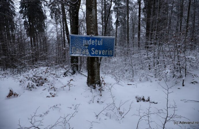 Ținutul zăpezilor din Munții Poiana Ruscă, traversat de drumul marmurei. Șoseaua se oprește în mijlocul pădurii, într-un loc de poveste Ținutul zăpezilor din Munții Poiana Ruscă, traversat de drumul marmurei. Șoseaua se oprește în mijlocul pădurii, într-un loc de poveste