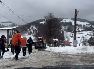 Imagini revoltătoare dintr-o stațiune montană. Drum închis iarna, telescaun pe butuci. „Așa se urcă în Parâng: patru kilometri pe jos” Imagini revoltătoare dintr-o stațiune montană. Drum închis iarna, telescaun pe butuci. „Așa se urcă în Parâng: patru kilometri pe jos”