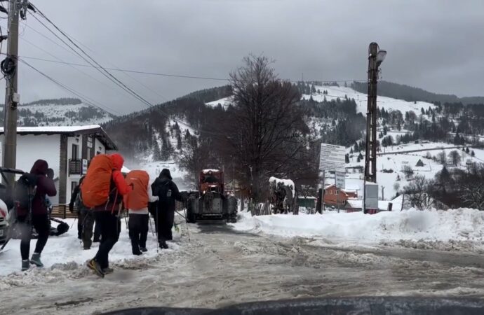 Imagini revoltătoare dintr-o stațiune montană. Drum închis iarna, telescaun pe butuci. „Așa se urcă în Parâng: patru kilometri pe jos” Imagini revoltătoare dintr-o stațiune montană. Drum închis iarna, telescaun pe butuci. „Așa se urcă în Parâng: patru kilometri pe jos”