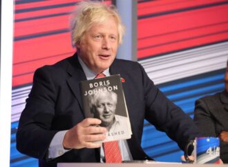 Johnson a fost dat afară pentru prezentarea „excesivă” a cărții sale Johnson a fost dat afară pentru prezentarea „excesivă” a cărții sale