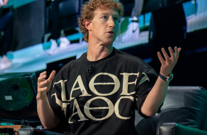 Jeff Bezos, Elon Musk și Mark Zuckerberg își schimbă radical stilul vestimentar. Cum explică psihologii această transformare în rândul miliardarilor Jeff Bezos, Elon Musk și Mark Zuckerberg își schimbă radical stilul vestimentar. Cum explică psihologii această transformare în rândul miliardarilor