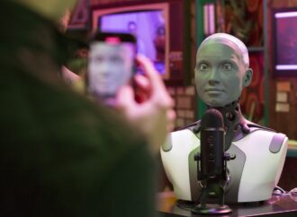 Roboții cu AI care joacă șah și se tachinează. Cine sunt Ameca și Azi Roboții cu AI care joacă șah și se tachinează. Cine sunt Ameca și Azi