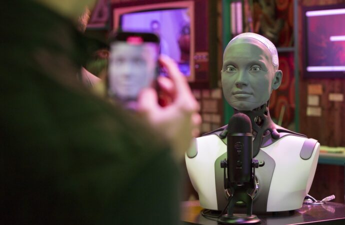 Roboții cu AI care joacă șah și se tachinează. Cine sunt Ameca și Azi Roboții cu AI care joacă șah și se tachinează. Cine sunt Ameca și Azi