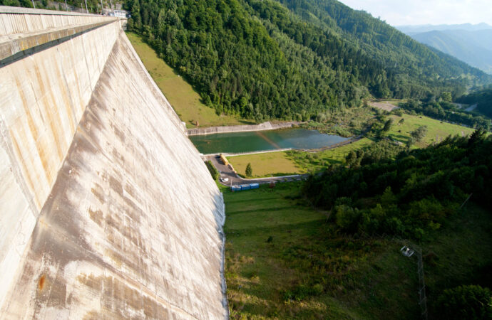 Un BARAJ comunist, abandonat după revoluție, ar fi putut iriga 32.000 hectare și ar fi apărat Moldova de inundații. Lucrările ar putea fi reluate Un BARAJ comunist, abandonat după revoluție, ar fi putut iriga 32.000 hectare și ar fi apărat Moldova de inundații. Lucrările ar putea fi reluate