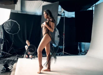 Pirelli prezintă Calendarul 2025. Tradiția fotografiilor sexy continuă Pirelli prezintă Calendarul 2025. Tradiția fotografiilor sexy continuă