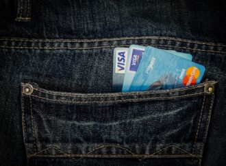Visa și Mastercard, supuse unei INVESTIGAȚII a Comisiei Europene, cu privire la taxele aplicate comercianților