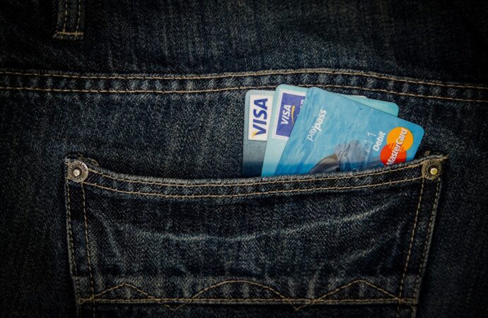 Visa și Mastercard, supuse unei INVESTIGAȚII a Comisiei Europene, cu privire la taxele aplicate comercianților