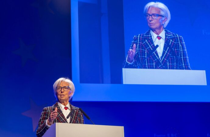 BCE avertizează asupra efectelor TENSIUNILOR internaționale /Lagarde vrea cooperare cu Washingtonul și relații comerciale corecte cu Beijingul BCE avertizează asupra efectelor TENSIUNILOR internaționale /Lagarde vrea cooperare cu Washingtonul și relații comerciale corecte cu Beijingul