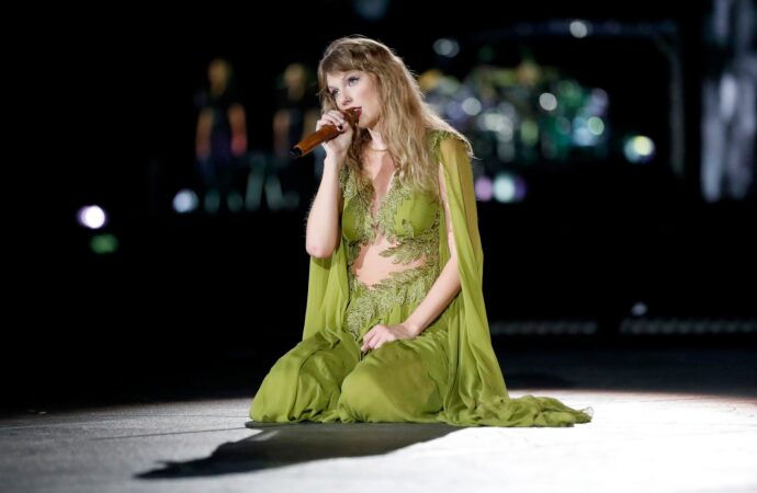 VIDEO. Taylor Swift a izbucnit în lacrimi pe scena din Toronto VIDEO. Taylor Swift a izbucnit în lacrimi pe scena din Toronto