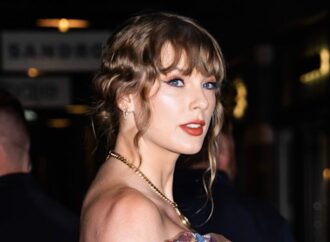 FOTO. Taylor Swift a atras privirile trecătorilor din New York FOTO. Taylor Swift a atras privirile trecătorilor din New York