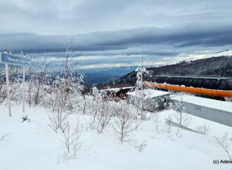 Cea mai ieftină stațiune montană: turiștii plătesc 10 lei urcarea cu telegondola și schiază pe șosea Cea mai ieftină stațiune montană: turiștii plătesc 10 lei urcarea cu telegondola și schiază pe șosea