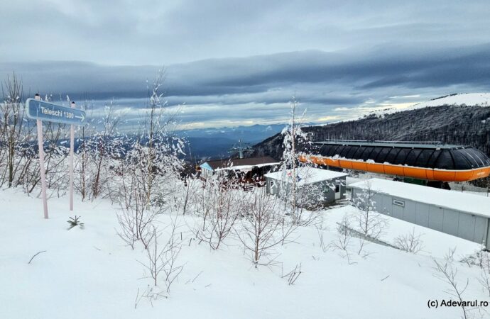 Cea mai ieftină stațiune montană: turiștii plătesc 10 lei urcarea cu telegondola și schiază pe șosea