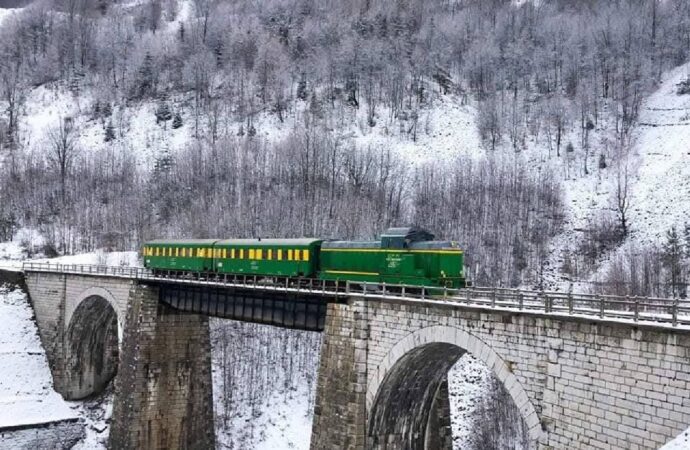 Traseul superb al celei mai spectaculoase căi ferate montane din Europa de Est. Se află în România Traseul superb al celei mai spectaculoase căi ferate montane din Europa de Est. Se află în România