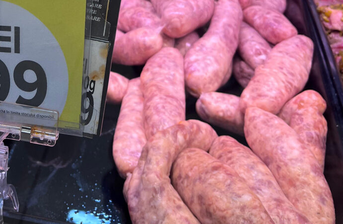 Cu ce preț se vinde 1 kg de cârnați de porc în Carrefour. Bucureștenii au crezut că este o eroare