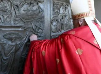 Papa Francisc deschide o „ușă sacră”