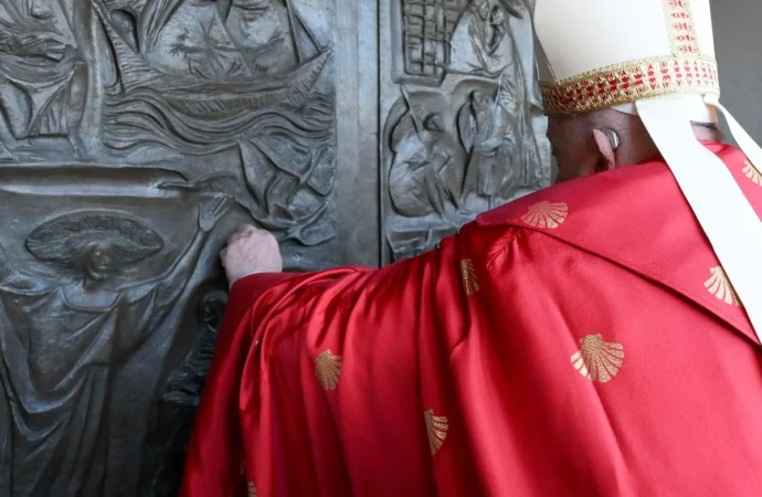 Papa Francisc deschide o „ușă sacră” Papa Francisc deschide o „ușă sacră”