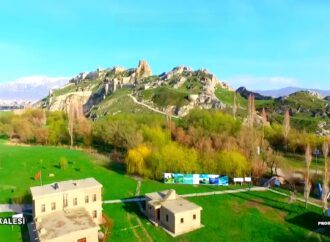 Fascinantul castel vechi de 3.000 de ani și misterele sale. Van, capitala milenară de pe tărâm turcesc Fascinantul castel vechi de 3.000 de ani și misterele sale. Van, capitala milenară de pe tărâm turcesc