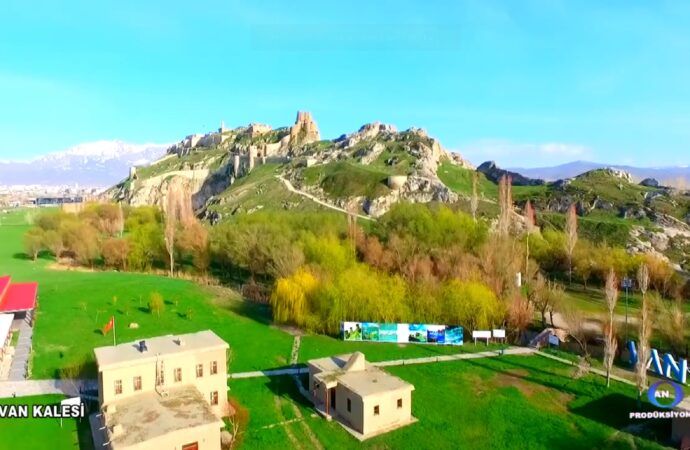 Fascinantul castel vechi de 3.000 de ani și misterele sale. Van, capitala milenară de pe tărâm turcesc Fascinantul castel vechi de 3.000 de ani și misterele sale. Van, capitala milenară de pe tărâm turcesc