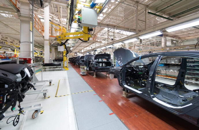 Lovitură pentru industria auto Europa în 2024. Principalii factori care au ÎNGENUNCHEAT vânzările de mașini