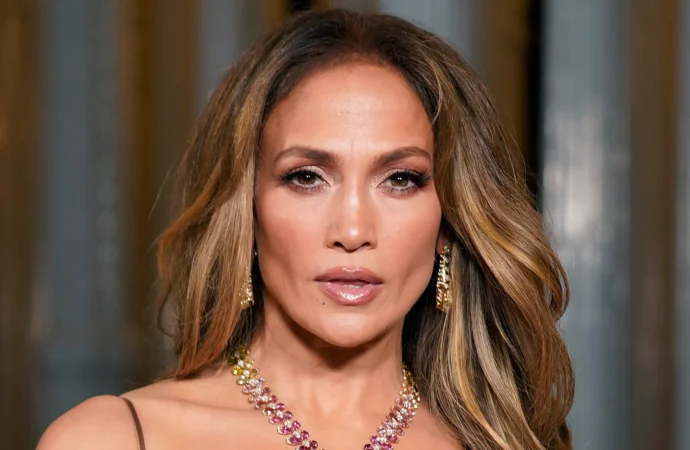 Jennifer Lopez dezvăluie „dificultățile” pe care le are ca părinte Jennifer Lopez dezvăluie „dificultățile” pe care le are ca părinte