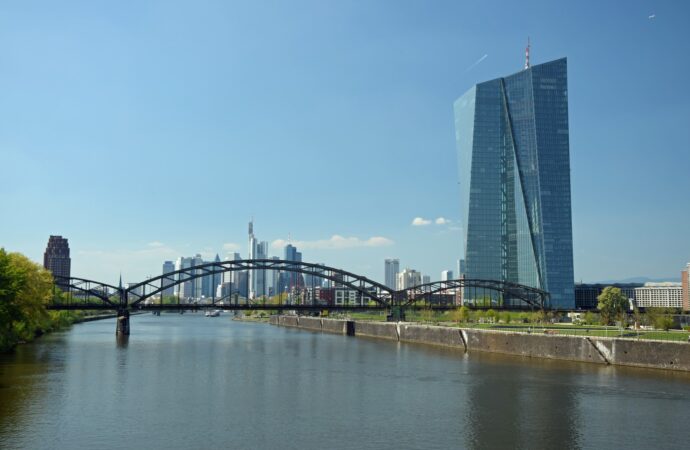 UE trebuie să avanseze integrarea pentru a fi COMPETITIVĂ /„Un război comercial” cu SUA ar afecta „economia mondială” UE trebuie să avanseze integrarea pentru a fi COMPETITIVĂ /„Un război comercial” cu SUA ar afecta „economia mondială”