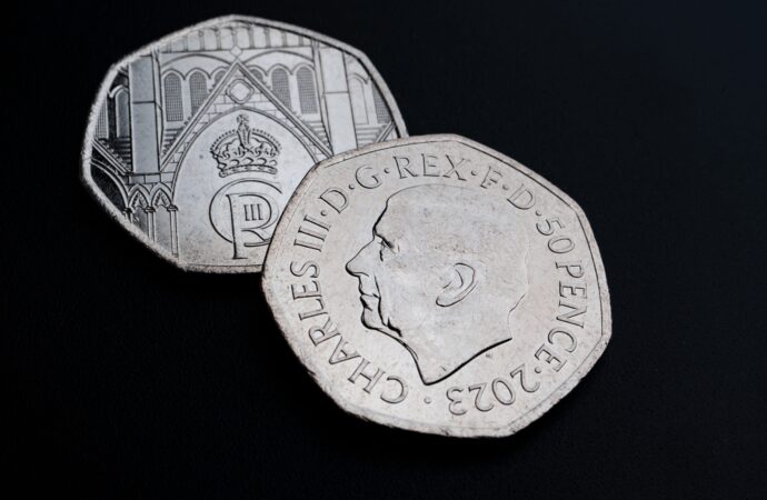 O monedă de 50 pence cu chipul regelui Charles al III-lea provoacă agitație printre colecționarii de monede din Marea Britanie