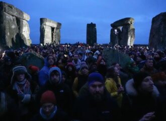 Peste 4.000 de oameni s-au strâns la Stonehenge Peste 4.000 de oameni s-au strâns la Stonehenge
