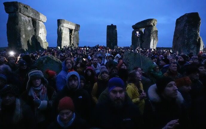 Peste 4.000 de oameni s-au strâns la Stonehenge Peste 4.000 de oameni s-au strâns la Stonehenge