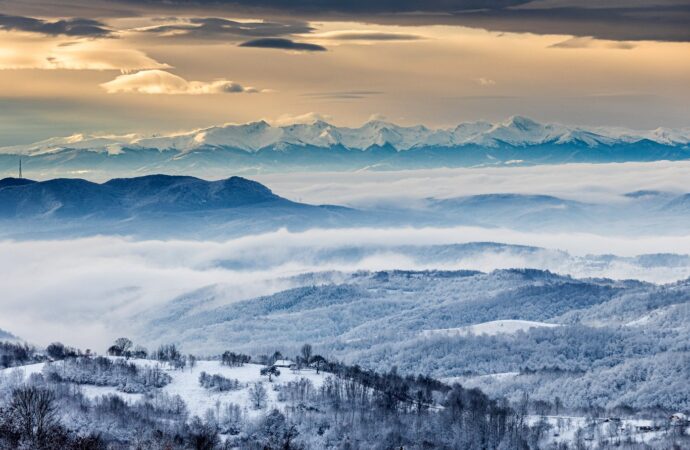 Drumeții montane de iarnă în rezervații naturale și sate arhaice din vestul României Drumeții montane de iarnă în rezervații naturale și sate arhaice din vestul României