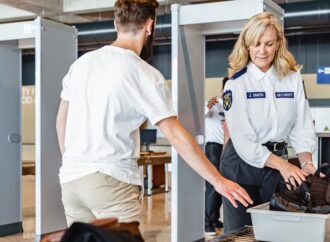 Hainele pe care trebuie să le eviți dacă vrei să treci cu bine de controlul de securitate de la aeroport. „Nu purta paiete” Hainele pe care trebuie să le eviți dacă vrei să treci cu bine de controlul de securitate de la aeroport. „Nu purta paiete”