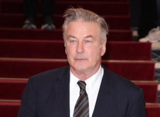 Alec Baldwin dă în judecată procurorii în procesul „Rust” Alec Baldwin dă în judecată procurorii în procesul „Rust”