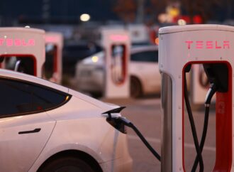Tesla anunță primul declin al livrărilor anuale, în contextul unei cereri tot mai scăzute de automobile electrice