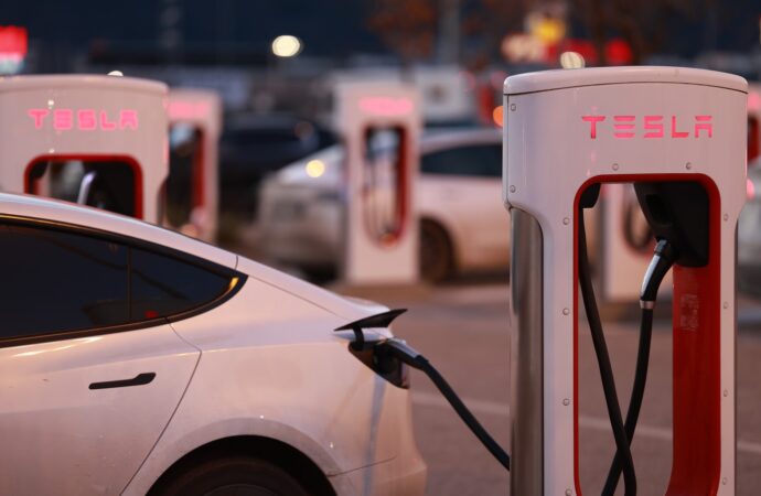 Tesla anunță primul declin al livrărilor anuale, în contextul unei cereri tot mai scăzute de automobile electrice Tesla anunță primul declin al livrărilor anuale, în contextul unei cereri tot mai scăzute de automobile electrice