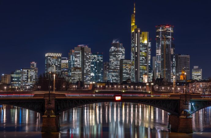 BCE avertizează asupra riscurilor FINANCIARE generate de calamități /UE trebuie să avanseze integrarea bancară BCE avertizează asupra riscurilor FINANCIARE generate de calamități /UE trebuie să avanseze integrarea bancară