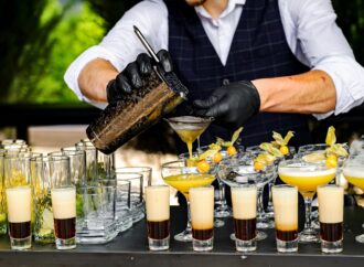 BARURI cu creveți, monoporții de torturi glazurate și cockstail la eveniment BARURI cu creveți, monoporții de torturi glazurate și cockstail la eveniment