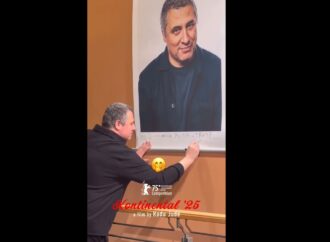 Radu Jude semnează pe autoportret