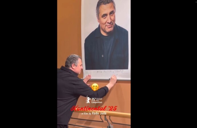 Radu Jude semnează pe autoportret