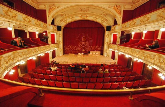 „Horror Vacui” aduce pe scenă povestea abandonului copiilor