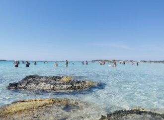Cea mai frumoasă plajă din Grecia care este considerată un adevărat paradis, cunoscută pentru nisip fin și apa de culoarea turcoazului Cea mai frumoasă plajă din Grecia care este considerată un adevărat paradis, cunoscută pentru nisip fin și apa de culoarea turcoazului